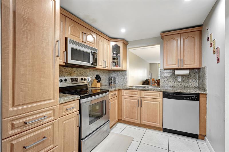 Image 3 of 39 For 2571 Aragon Blvd  322