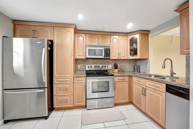 Image 4 of 39 For 2571 Aragon Blvd  322