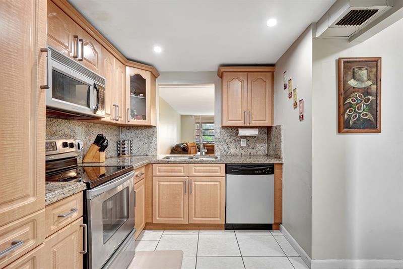 Image 5 of 39 For 2571 Aragon Blvd  322