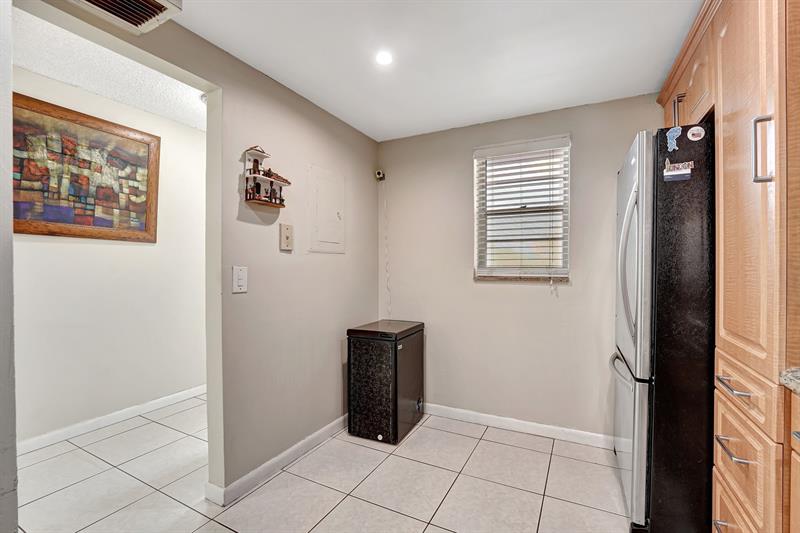 Image 6 of 39 For 2571 Aragon Blvd  322