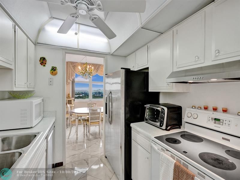 Image 18 of 100 For 2121 Ocean Blvd  1408w