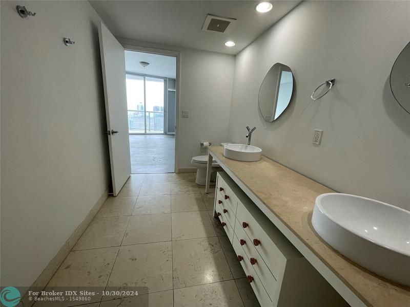 Image 18 of 29 For 495 Brickell Ave  4407