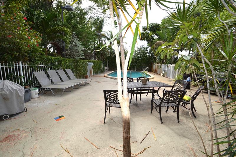 Image 13 of 17 For 1423 Holly Heights Dr  13