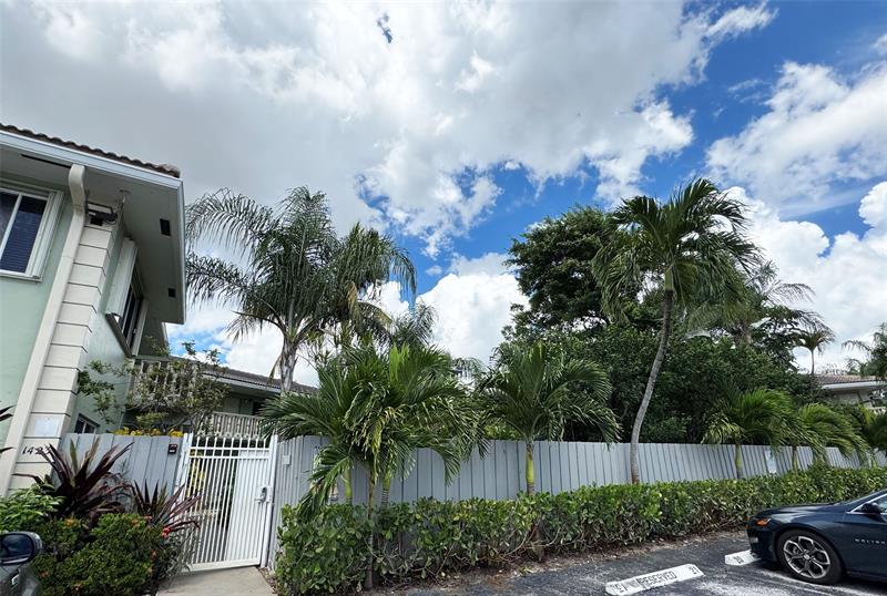 Image 2 of 17 For 1423 Holly Heights Dr  13
