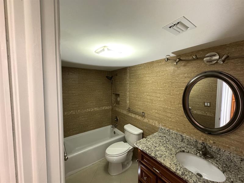 Image 10 of 11 For 4800 Bayview Dr  406