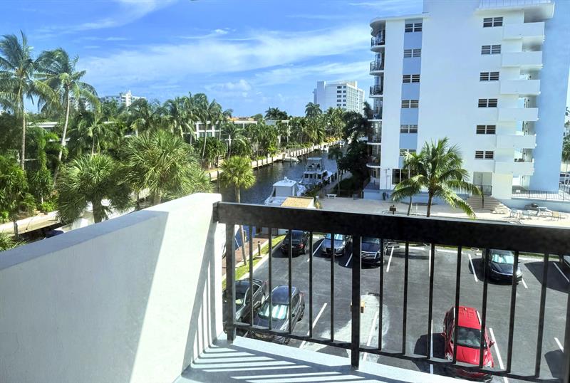 Image 2 of 11 For 4800 Bayview Dr  406