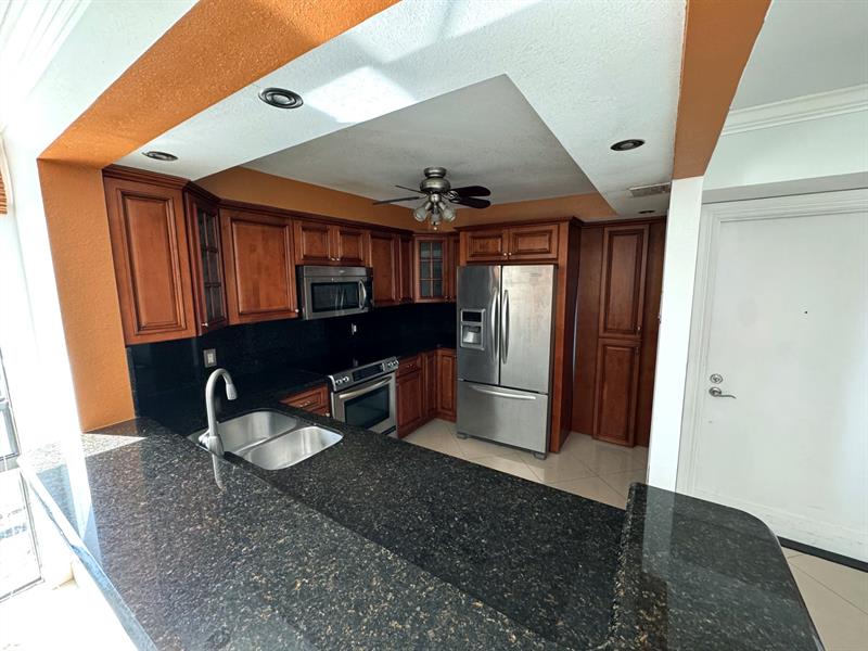 Image 3 of 11 For 4800 Bayview Dr  406