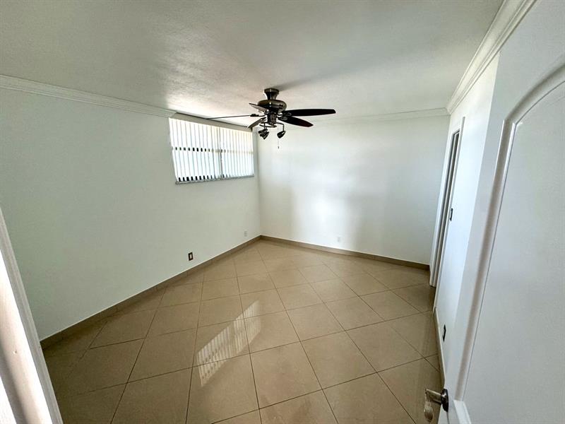 Image 4 of 11 For 4800 Bayview Dr  406
