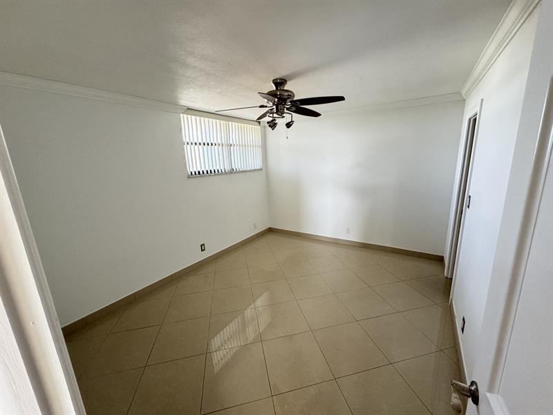 Image 5 of 11 For 4800 Bayview Dr  406