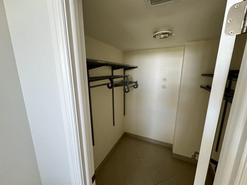 Image 7 of 11 For 4800 Bayview Dr  406