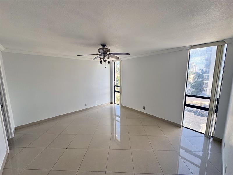 Image 8 of 11 For 4800 Bayview Dr  406