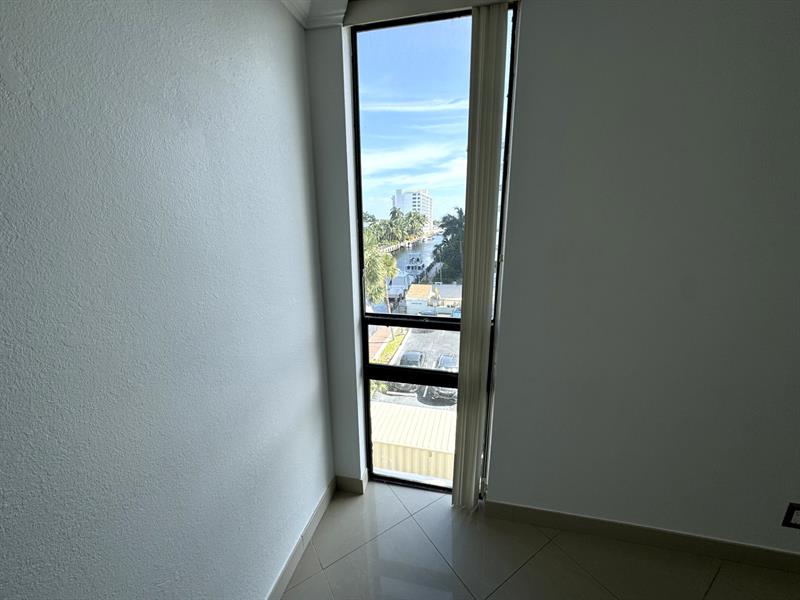 Image 9 of 11 For 4800 Bayview Dr  406