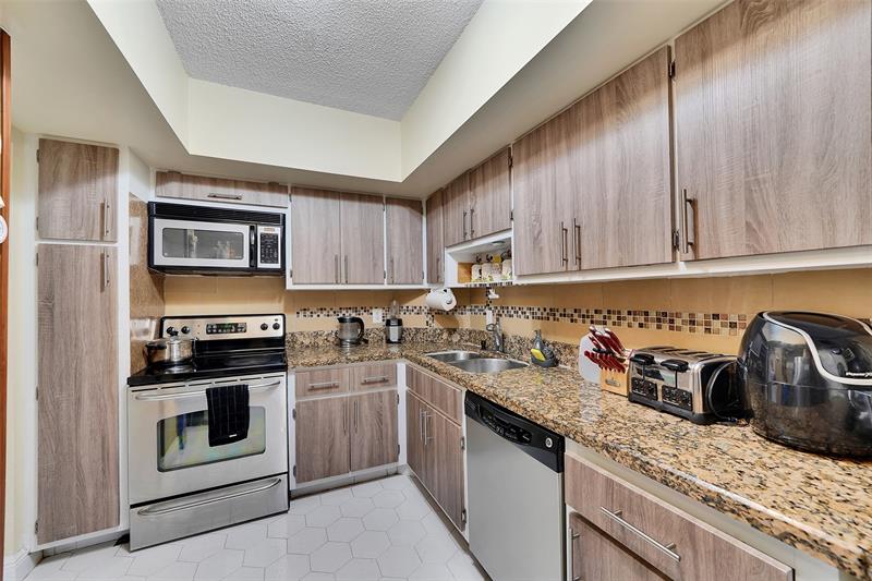 Image 10 of 30 For 4400 Hillcrest Dr  414b