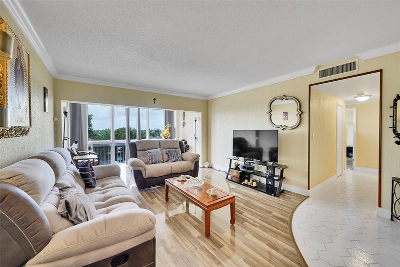 Image 11 of 30 For 4400 Hillcrest Dr  414b