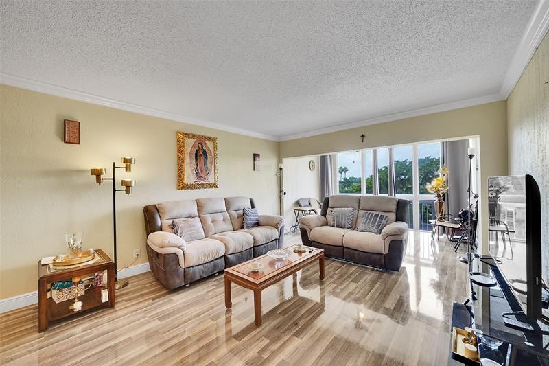 Image 12 of 30 For 4400 Hillcrest Dr  414b
