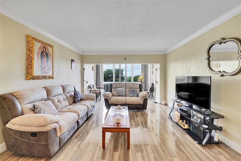 Image 14 of 30 For 4400 Hillcrest Dr  414b