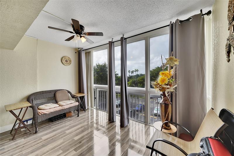 Image 15 of 30 For 4400 Hillcrest Dr  414b
