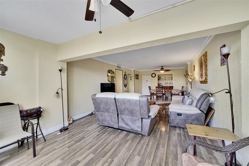 Image 17 of 30 For 4400 Hillcrest Dr  414b