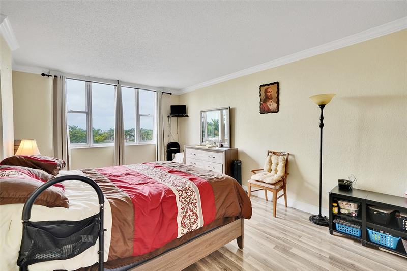 Image 18 of 30 For 4400 Hillcrest Dr  414b