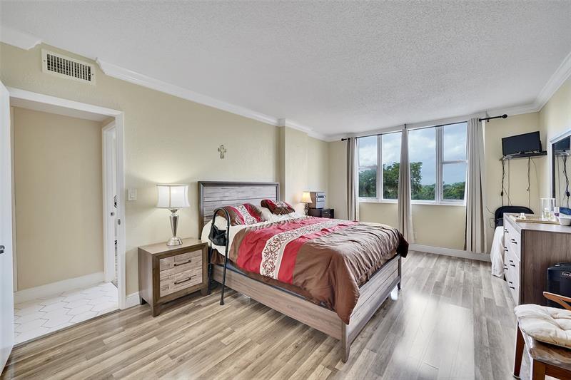 Image 19 of 30 For 4400 Hillcrest Dr  414b