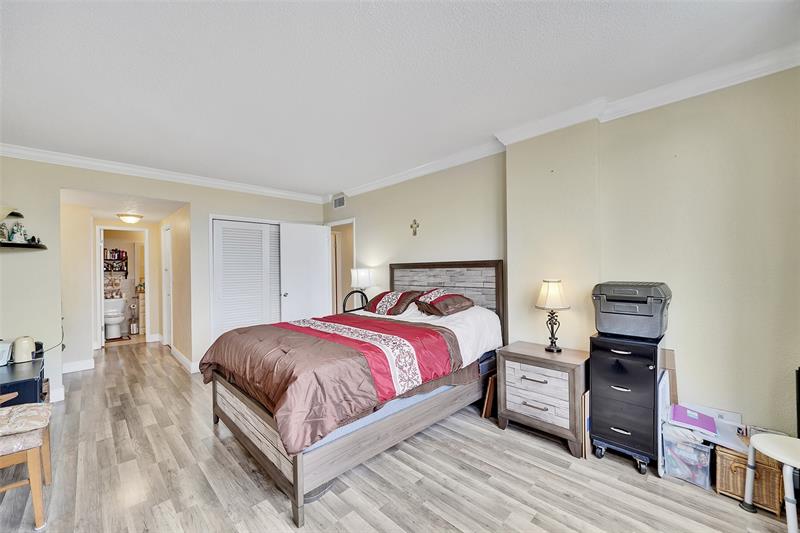 Image 20 of 30 For 4400 Hillcrest Dr  414b