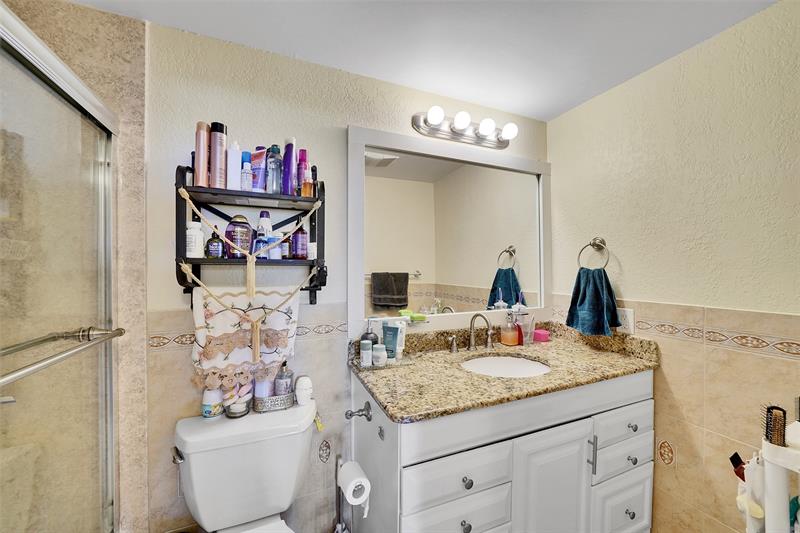 Image 22 of 30 For 4400 Hillcrest Dr  414b