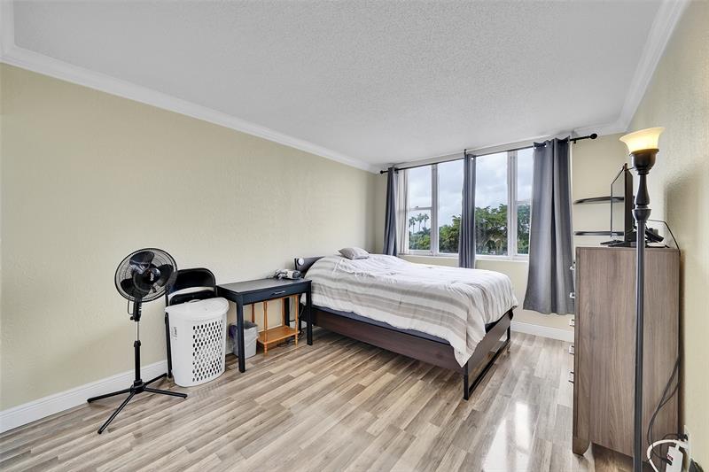 Image 23 of 30 For 4400 Hillcrest Dr  414b