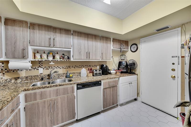 Image 8 of 30 For 4400 Hillcrest Dr  414b