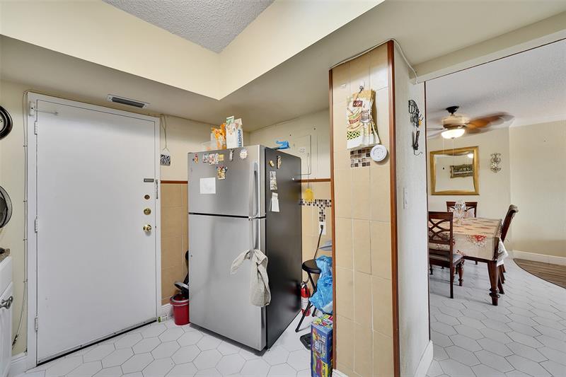 Image 9 of 30 For 4400 Hillcrest Dr  414b
