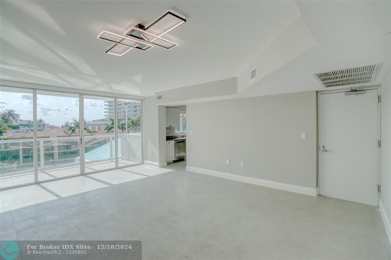 Image 13 of 42 For 5900 Collins Ave  406