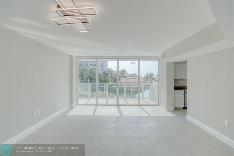 Image 14 of 42 For 5900 Collins Ave  406