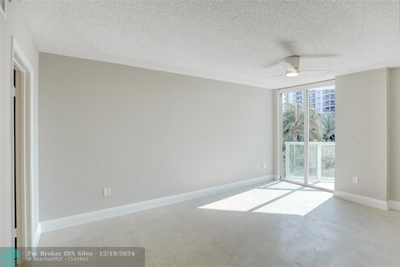 Image 23 of 42 For 5900 Collins Ave  406