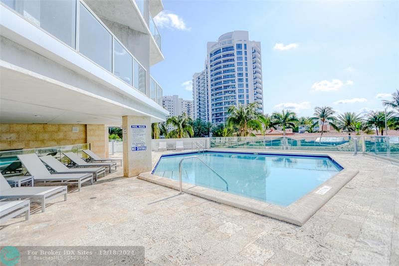 Image 32 of 42 For 5900 Collins Ave  406