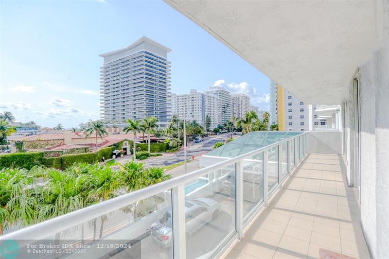 Image 4 of 42 For 5900 Collins Ave  406