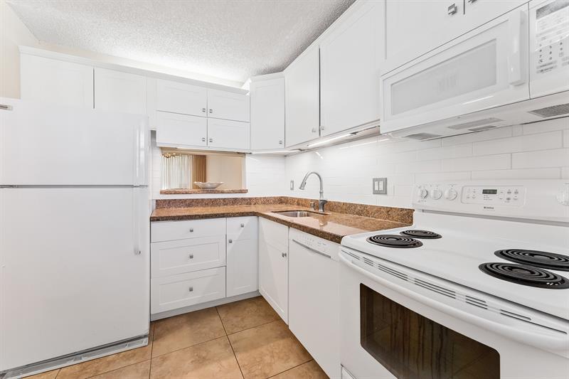 Image 6 of 17 For 5300 24th Ter  423c