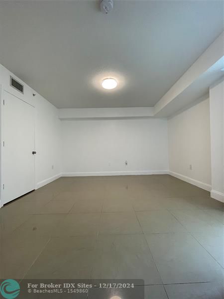 Image 9 of 19 For 7600 Collins Ave  914