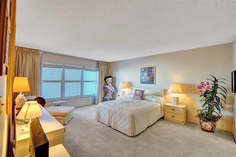 Image 33 of 94 For 405 Ocean Blvd  623