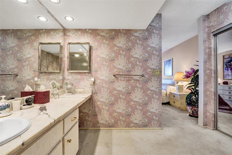 Image 40 of 94 For 405 Ocean Blvd  623