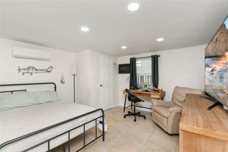 Image 7 of 42 For 3261 6th Ave