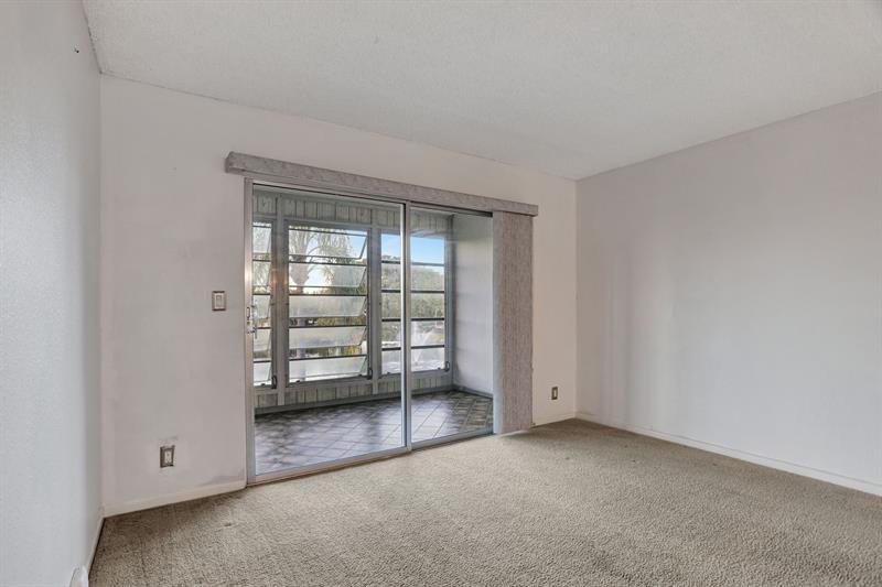 Image 10 of 52 For 4301 Martinique Cir  C3