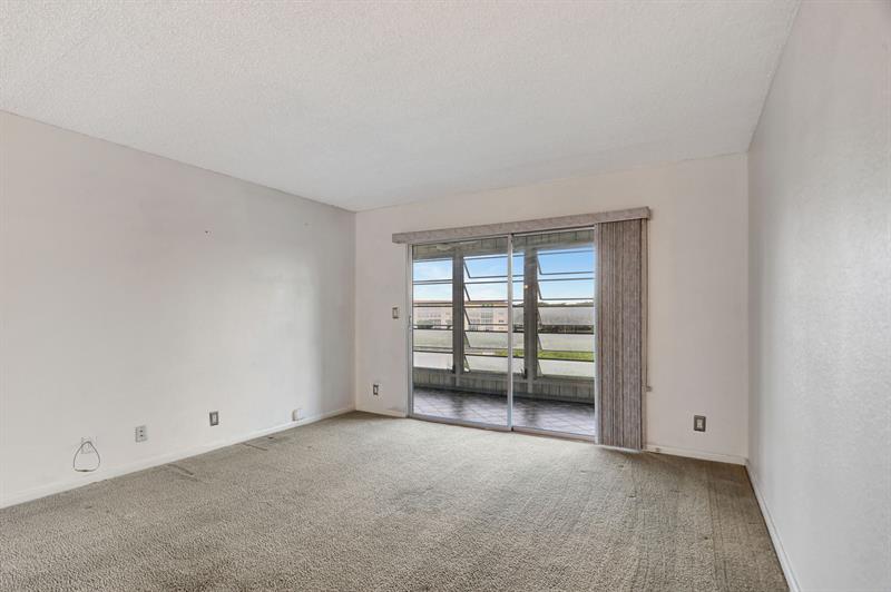 Image 11 of 52 For 4301 Martinique Cir  C3