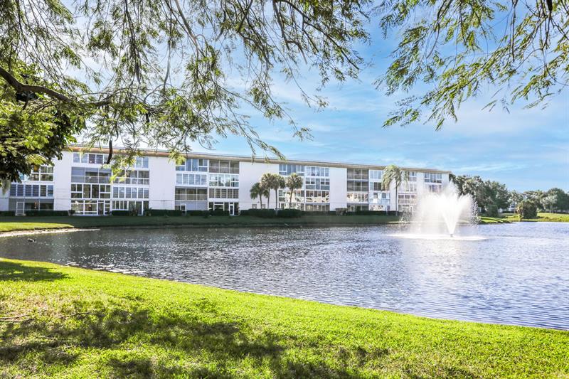 Image 22 of 52 For 4301 Martinique Cir  C3