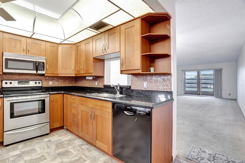 Image 3 of 52 For 4301 Martinique Cir  C3