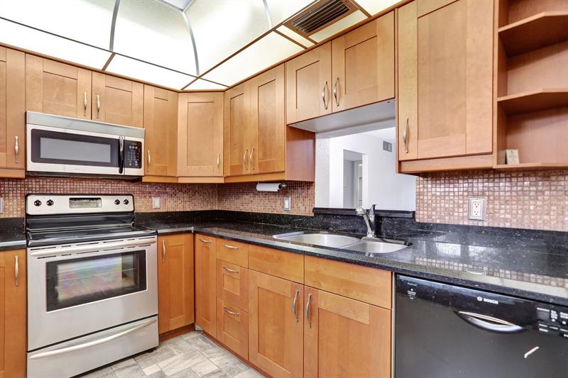 Image 4 of 52 For 4301 Martinique Cir  C3