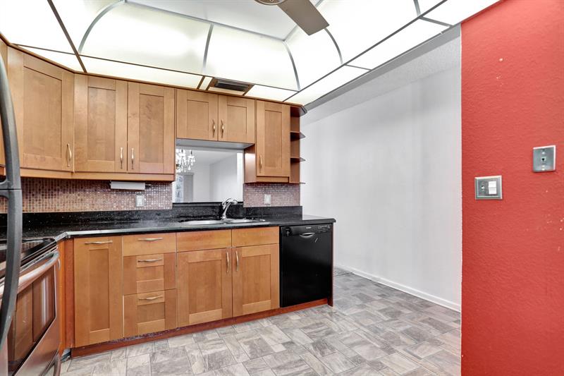 Image 7 of 52 For 4301 Martinique Cir  C3