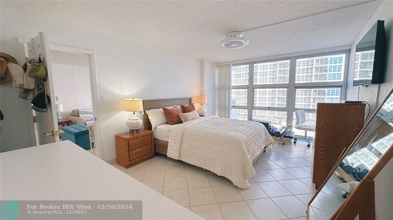 Image 4 of 18 For 525 Ocean Blvd  822