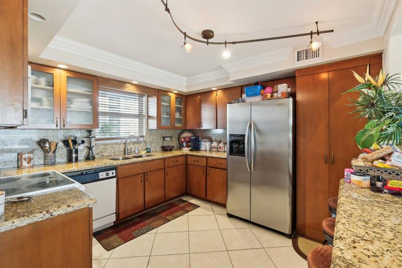 Image 21 of 39 For 1050 Hillsboro Mile  406w