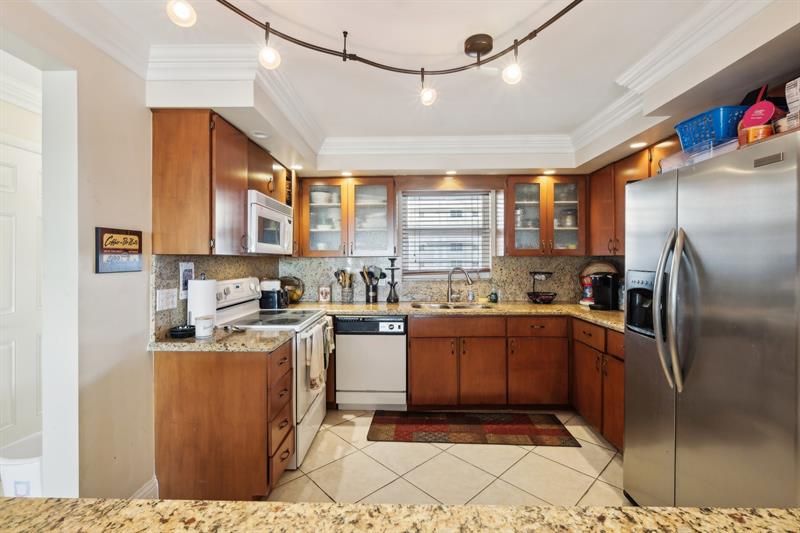 Image 22 of 39 For 1050 Hillsboro Mile  406w