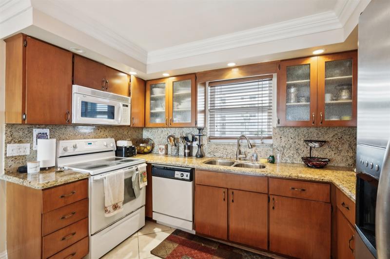 Image 23 of 39 For 1050 Hillsboro Mile  406w