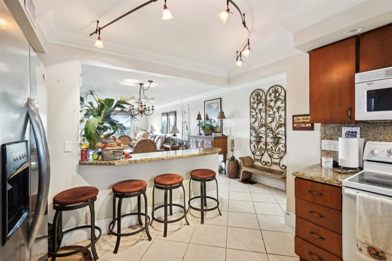 Image 24 of 39 For 1050 Hillsboro Mile  406w